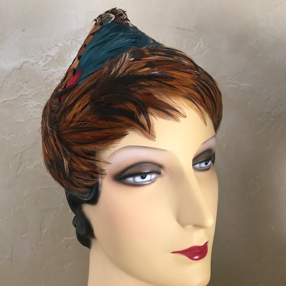 FASHIONABLE 1950s' MULTICOLORED FEATHER CAP WITH POINTY CROWN